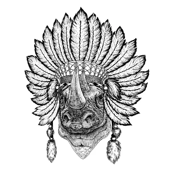 Άγρια ζώα φορώντας inidan κόμμωση με φτερά. Boho chic στυλ εικονογράφηση για τατουάζ έμβλημα, σήμα, λογότυπο, patch. Παιδικά ενδύματα. — Διανυσματικό Αρχείο