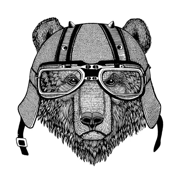 Urso usando uma motocicleta, capacete aero. Imagem desenhada à mão para tatuagem, t-shirt, emblema, emblema, logotipo, patch . — Vetor de Stock
