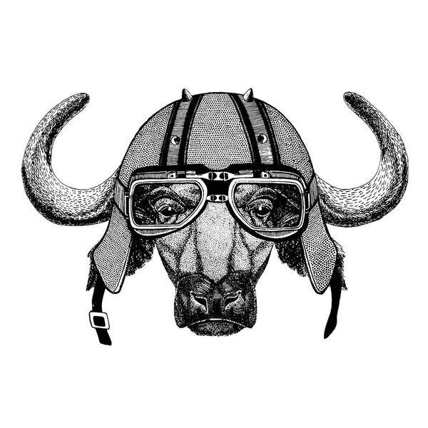 Buffle, taureau, bœuf portant une moto, casque aérodynamique. Image dessinée à la main pour tatouage, t-shirt, emblème, insigne, logo, patch . — Image vectorielle