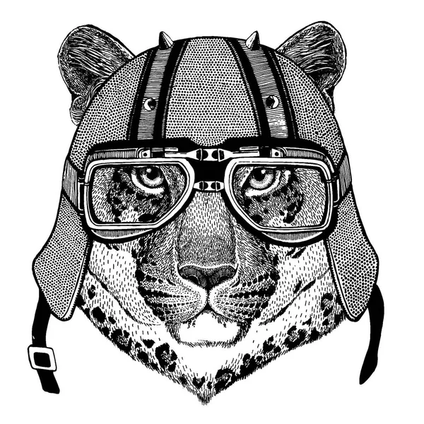 Léopard, jaguar, chat sauvage, panthère portant une moto, casque aéro. Image dessinée à la main pour tatouage, t-shirt, emblème, insigne, logo, patch . — Image vectorielle