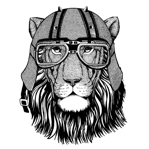 León vistiendo una motocicleta, casco aerodinámico. Imagen dibujada a mano para tatuaje, camiseta, emblema, insignia, logotipo, parche . — Vector de stock