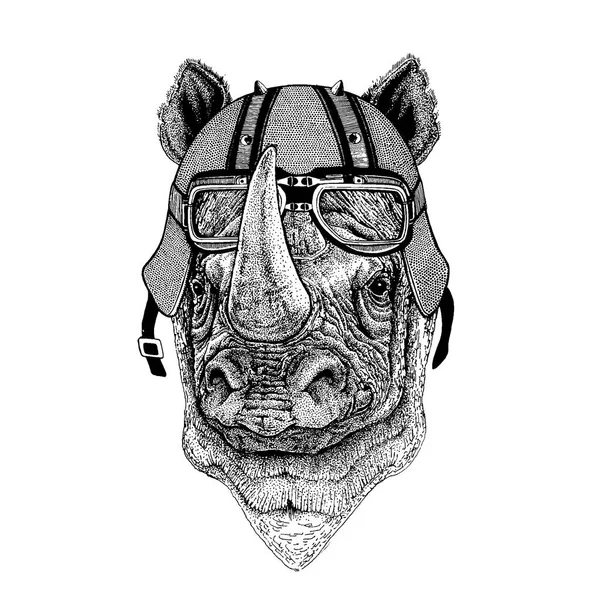 Noshörning, rhino bär en motorcykel, aero hjälm. Hand dras bilden för tatuering, t-shirt, emblem, badge, logotyp, patch — Stock vektor