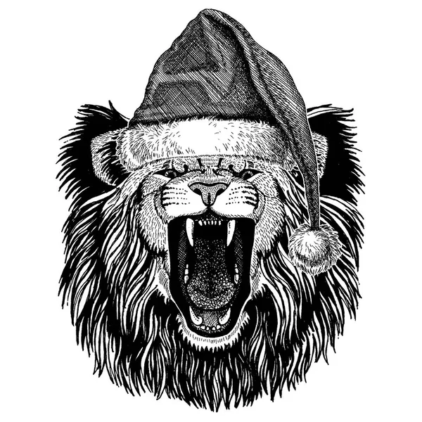León vistiendo el sombrero de Papá Noel de Navidad. Imagen dibujada a mano para tatuaje, emblema, insignia, logotipo, parche — Vector de stock
