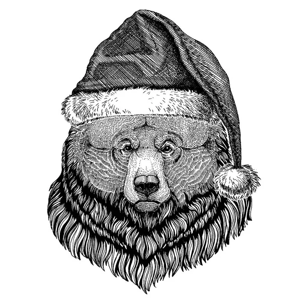 Urso Grizzly Urso selvagem grande usando chapéu de Natal Papai Noel. Imagem desenhada à mão para tatuagem, emblema, emblema, logotipo, patch —  Vetores de Stock