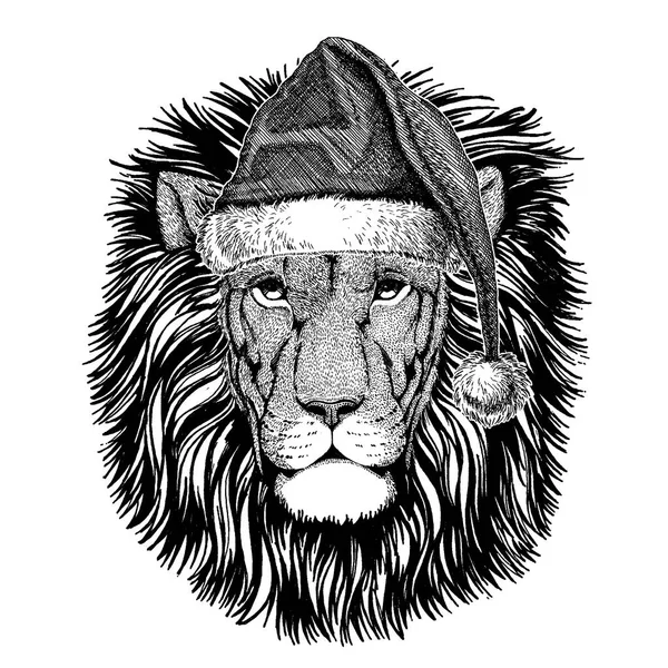 Лев носіння Різдво Санта-Клауса капелюх. Рука витягнути зображення для татуювання, емблему, знак, логотип, патч — стоковий вектор