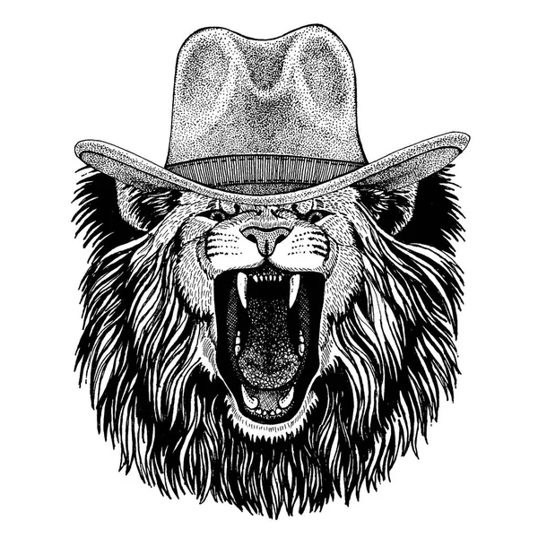 Лев у ковбойському капелюсі. Дика західна тварина. Мальоване вручну зображення для татуювання, емблеми, значка, логотипу, латки, футболки — стоковий вектор