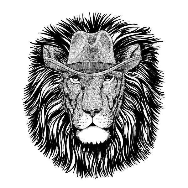 Лев у ковбойському капелюсі. Дика західна тварина. Мальоване вручну зображення для татуювання, емблеми, значка, логотипу, латки, футболки — стоковий вектор