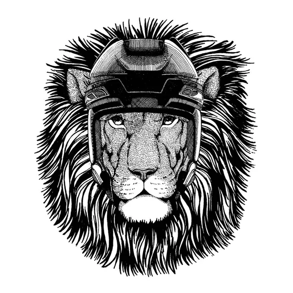 León, animal con casco de hockey. Imagen dibujada a mano de león para tatuaje, camiseta, emblema, insignia, logotipo, parche . — Vector de stock