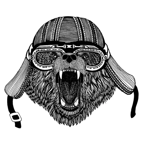 Дикий медведь байкер в мотоциклетном шлеме. Ручной рисунок для татуировки, эмблемы, значка, логотипа, пластыря, футболки . — стоковый вектор