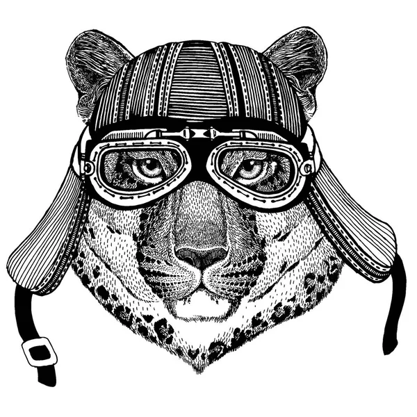 Gato salvaje, leopardo, jaguar, pantera, motorista, animal con casco de moto. Imagen dibujada a mano para tatuaje, emblema, insignia, logotipo, parche, camiseta . — Archivo Imágenes Vectoriales