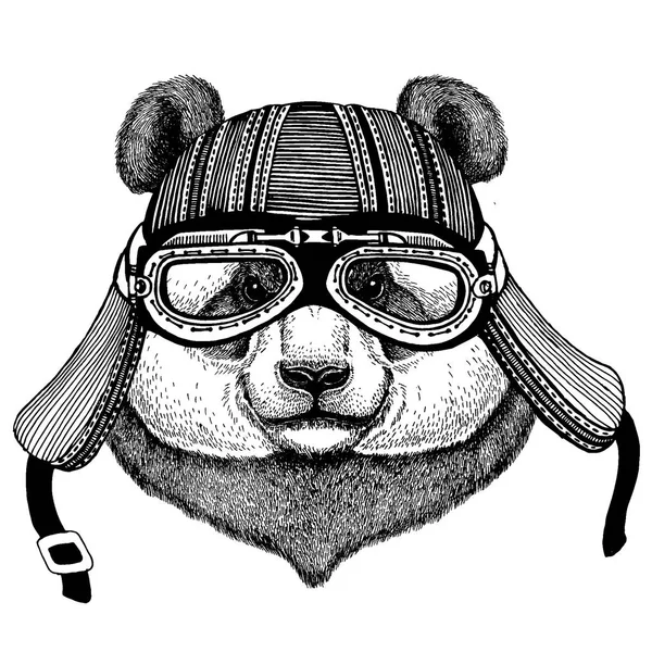 Panda, urso de bambu animal motociclista selvagem usando capacete de motocicleta. Imagem desenhada à mão para tatuagem, emblema, crachá, logotipo, patch, t-shirt . — Vetor de Stock