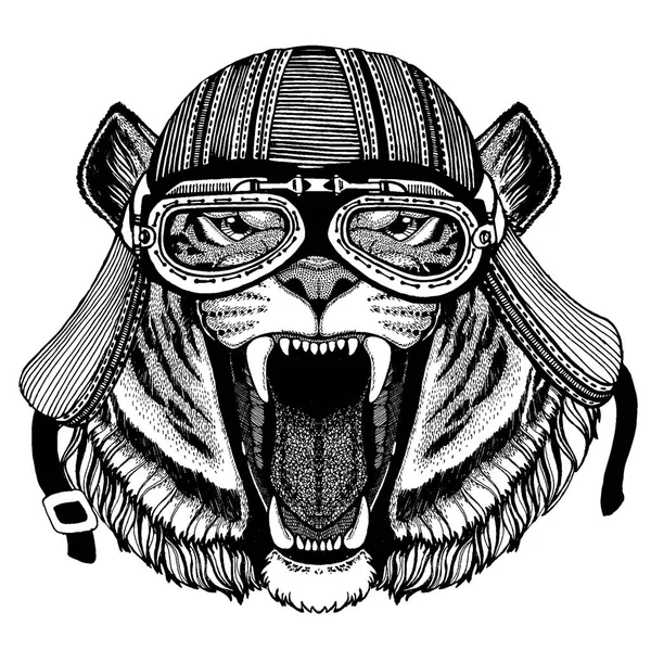 Gato, tigre animal motorista salvaje con casco de motocicleta. Imagen dibujada a mano para tatuaje, emblema, insignia, logotipo, parche, camiseta . — Vector de stock