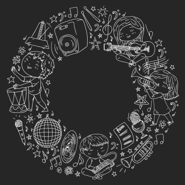 Çocuklar müzik çalın. Müzik eğitimi, tiyatro, okul.