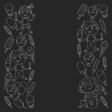 Küçük çocuklar dondurmayı yiyor. Yaz tatili. Tatlı meyve çöl.