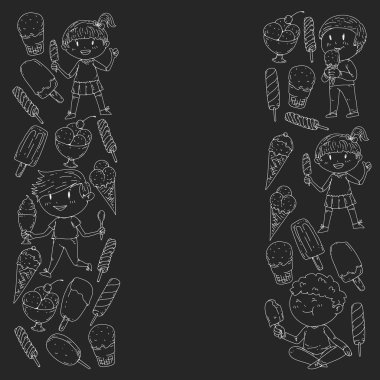 Küçük çocuklar dondurmayı yiyor. Yaz tatili. Tatlı meyve çöl.