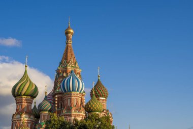 Moskova, Rusya yaz günü. Moskova'da Kızıl Meydan'da Aziz Basil Katedrali'nin görünümü.