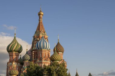 Moskova, Rusya yaz günü. Moskova'da Kızıl Meydan'da Aziz Basil Katedrali'nin görünümü.