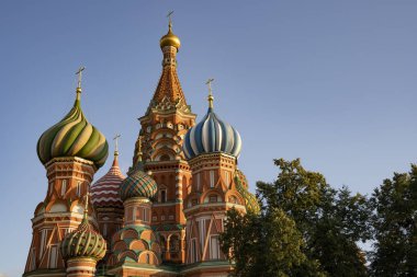 Moskova, Rusya yaz günü. Moskova'da Kızıl Meydan'da Aziz Basil Katedrali'nin görünümü.