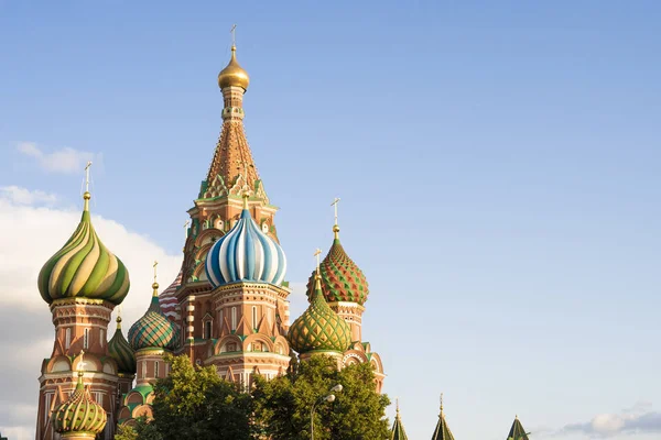 Москва, Росія літній день. Вид на Василівський собор у Москві на Червоній площі. — стокове фото
