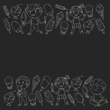 Küçük çocuklar dondurmayı yiyor. Yaz tatili. Tatlı meyve çöl.