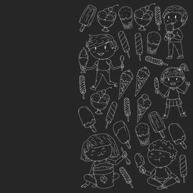 Küçük çocuklar dondurmayı yiyor. Yaz tatili. Tatlı meyve çöl.