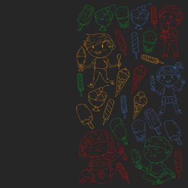 Küçük çocuklar dondurmayı yiyor. Yaz tatili. Tatlı meyve çöl.