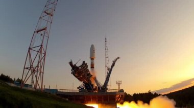 Büyük Ağır Roket Uzay Fırlatma Sistemi fırlatıldı. Ağır çekim. Ultra Yüksek Tanımlama.