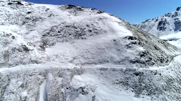 groupe équipe randonneurs touristiques escalade atteint le sommet des alpinistes d'hiver 