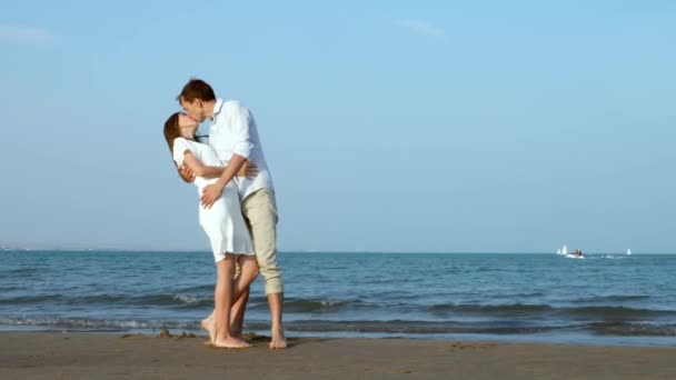 Romantic couple kissing on the beach at sea — Stock Video