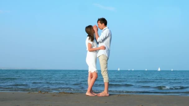 휴가 커플 에 바닷가 로맨틱 잡고 손 과 키스 — 비디오