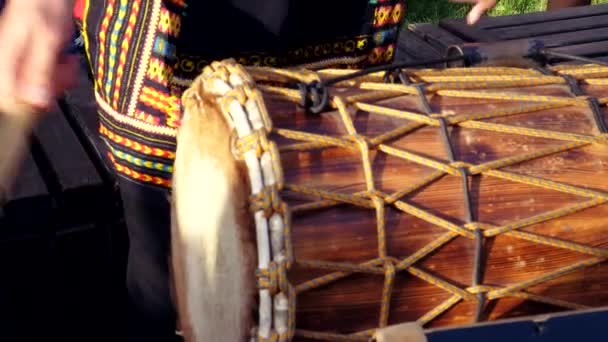 Djembe drummen in slow motion. Houten Afrikaanse drum. Close-up — Stockvideo