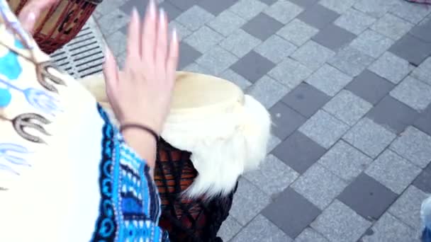 Close-up van de vrouwelijke handen spelen de djembe jembe drum in slow motion op straat — Stockvideo