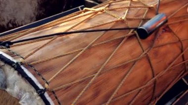 Djembe davulları bagetleri yakından çaldı. jembe halat ayarlı deri kaplı kadeh