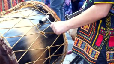 Djembe davullarında çalan adam yavaş çekimde dışarıda davul larla