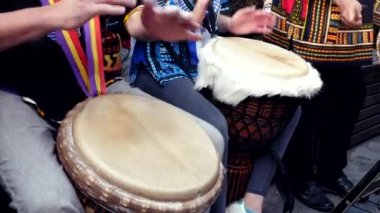 Yakından kapatın. Eller djembe afrika davul, müzik aleti üzerinde oynuyor. Street