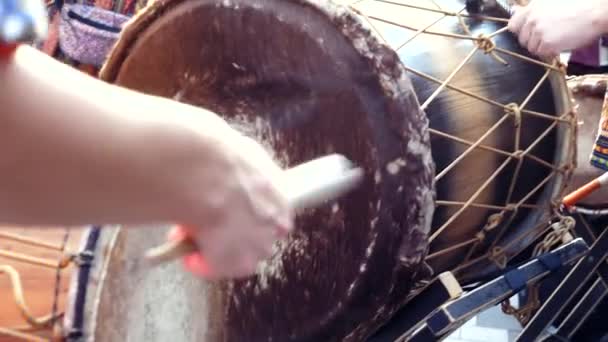 Muzikant hraje na africkém bubnu djembe na slunné letní ulici. Zavřít — Stock video