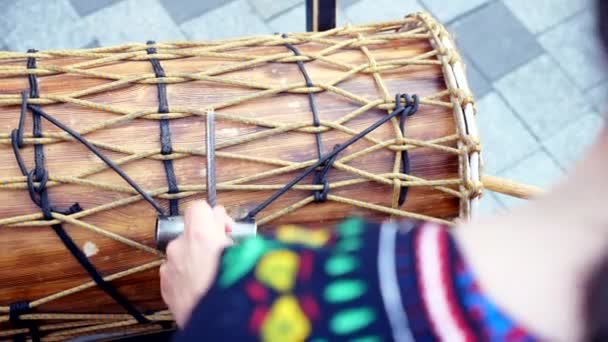 Bliska POV. Granie na perkusji na Africam system Jembe Drum z pałkami w zwolnionym tempie — Wideo stockowe