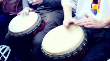 Eller Yakın Afrika Davulu Djembe Çalıyor. Yaz akşamı. Yavaş çekim