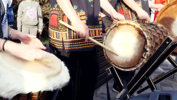 Korát, djembe vagy jembe doboló muzsikusok csoportja a napos városi utcában — Stock videók