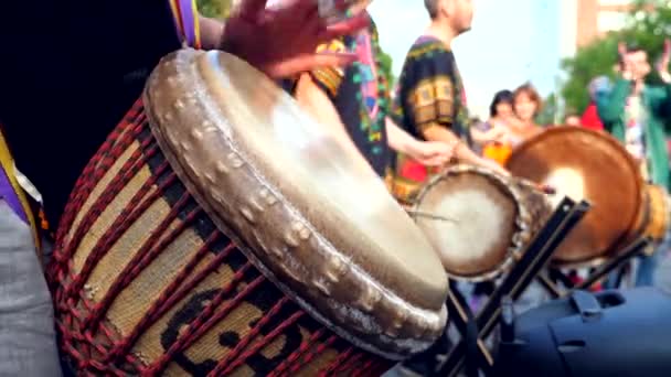 Muziekband speelt etnische percussie drum muziekinstrumenten op straat close-up — Stockvideo