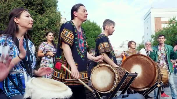 KAZAKHSTAN, ALMATY - 14 DE SETEMBRO DE 2019: Músicos tocando no Djembe Africano — Vídeo de Stock