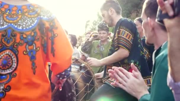KAZAKHSTAN, ALMATIA - 14 de septiembre de 2019: Músicos tocando en el Djembe africano — Vídeo de stock