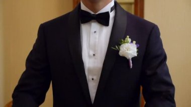 Damat düğünden önce papyonu düzeltir.