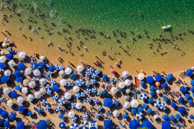 Salvador da Bahia, Brezilya, şemsiye ve rahatlatıcı ve Porto da Barra Beach güneşli bir günde banyo insanların hava üstten görünüm.