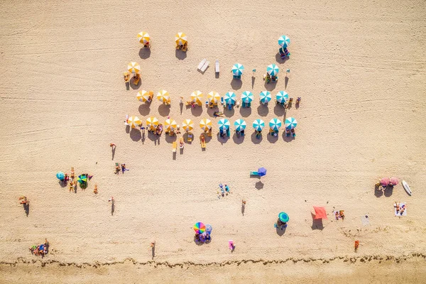 Угорі Згори Видніються Барвисті Парасольки Пляжі Люди Які Відпочивають Сонці — стокове фото