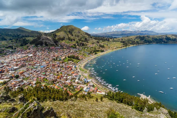 Copacabana, Bolivia, Vista panorámica del paseo marítimo y el lago Titicaca —  Fotos de Stock