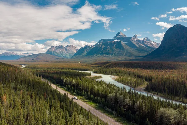 Veduta Aerea Dei Veicoli Sulla Panoramica Autostrada Icefields Parkway Tra — Foto Stock