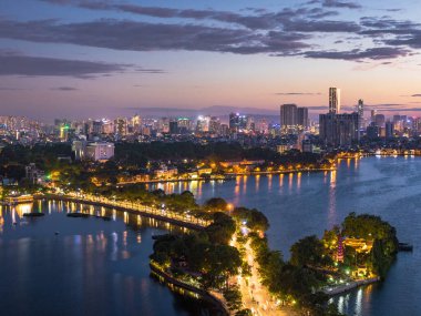 Hanoi ufuk çizgisinin havadan görünüşü batı gölünü ve Tay Ho bölgesini gösteriyor.. 