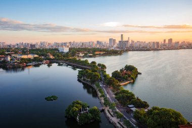 Hanoi ufuk çizgisinin hava görüntüsü Hanoi, Vietnam 'da gün batımında Batı Gölü ve Tay Ho Bölgesini gösteriyor..