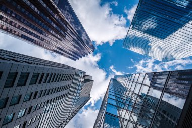 İş ve finans kavramı, Toronto, Ontario, Kanada 'nın finans bölgesindeki modern ofis mimarisine bakıyorum..